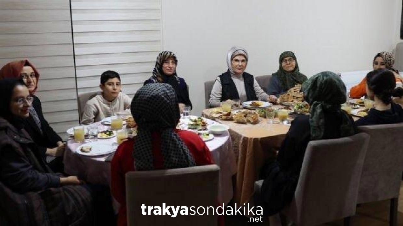 emine-erdogan-ilk-iftarini-depremzede-aile-ile-birlikte-yapti-sCZYQRxv.jpg