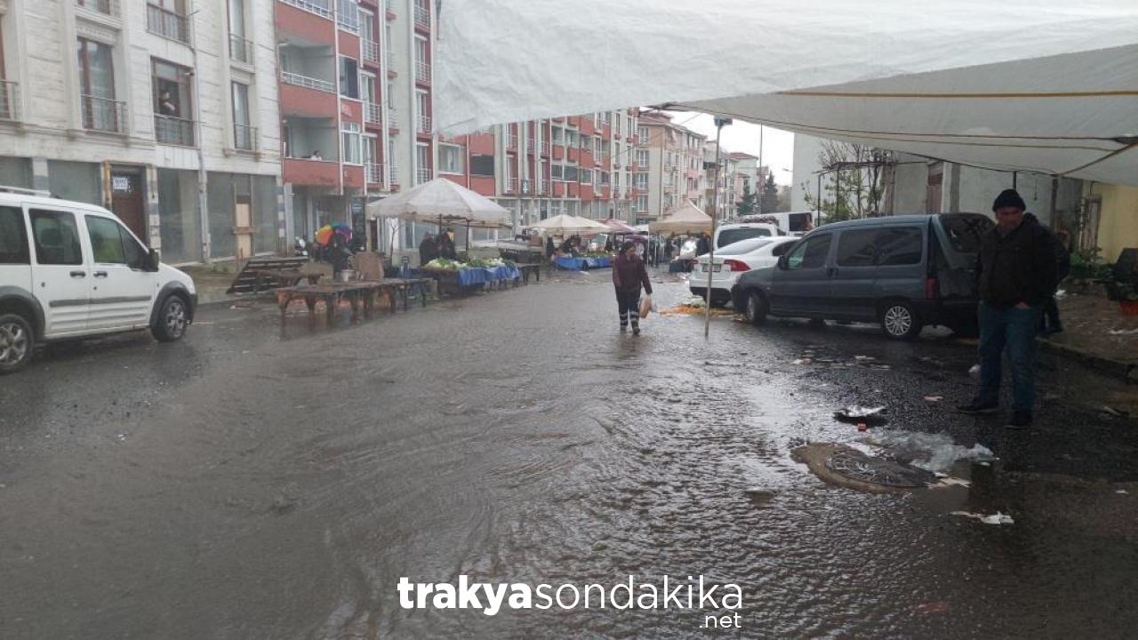 tekirdagda-siddetli-yagis-sokaklar-adeta-dereye-dondu-N6UKSOSX.jpg