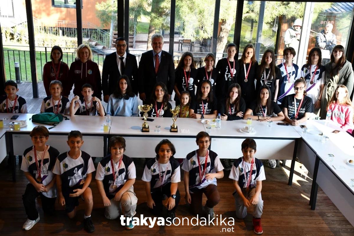 akademi-basketbol-spor-kulubu-voleybol-takimi-basarilariyla-gurur-verdi-yZP2MMwJ.jpg