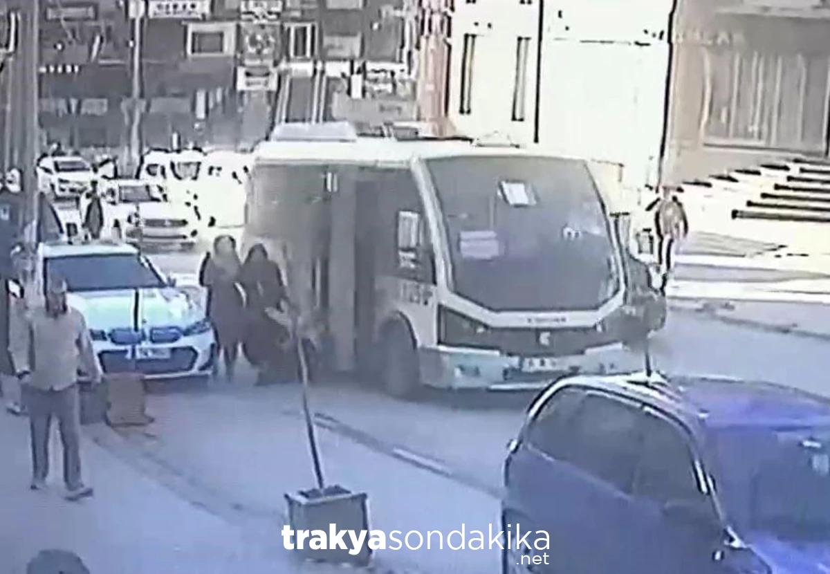 arnavutkoyde-minibus-kapisi-carpan-kiz-cocugu-yaralandi-nWBNIgCa.jpg