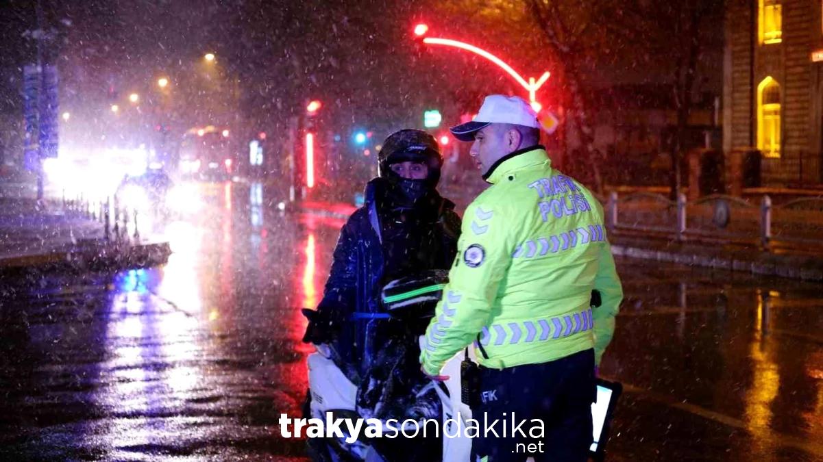 edirnede-kar-yagisi-sebebiyle-trafige-cikisi-yasaklanan-motosiklet-ve-elektrikli-scooterlara-yonelik-denetimlerde-kacma-anlari-yasandi-INVDcH1d.jpg