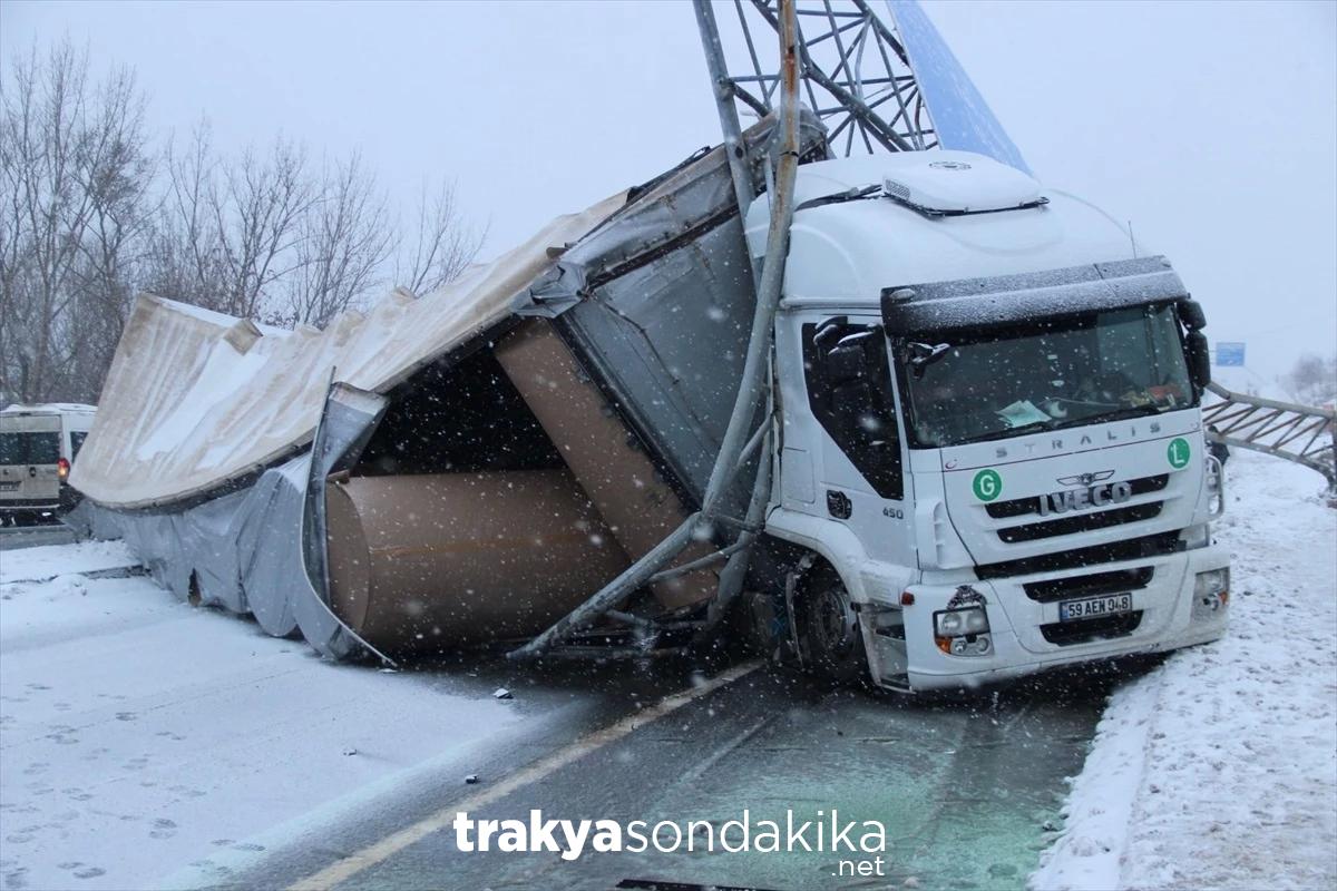 tekirdag-edirne-kara-yolunda-tir-devrildi-trafik-aksadi-5V7zeG2n.jpg