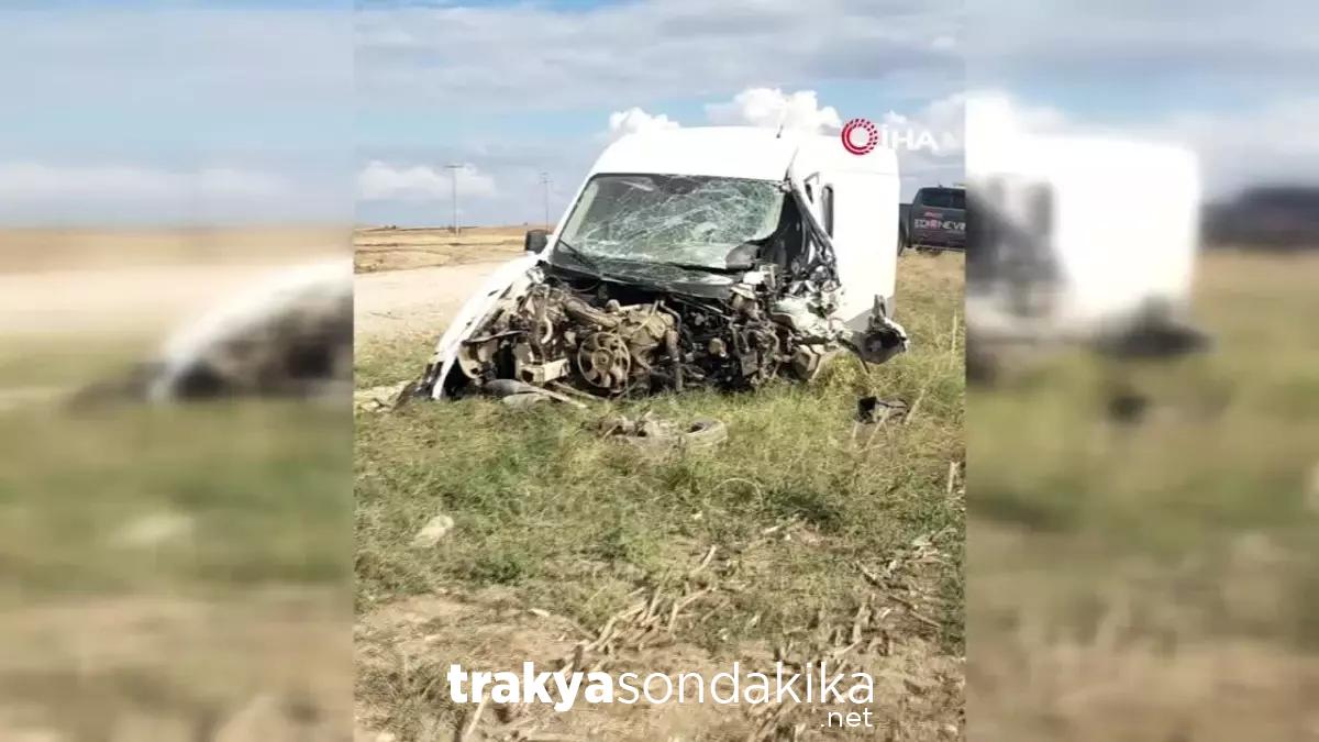 edirnede-minibus-kamyonla-carpisti-sofor-hastaneye-kaldirildi-ax6J1WzP.jpg