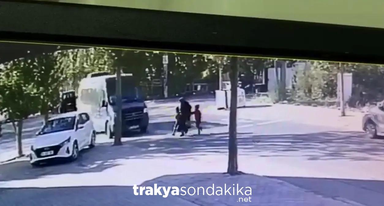 corluda-yaya-gecidinde-minibusun-carptigi-anne-ve-ikizleri-yaralandi-9cJLrJx5.jpg